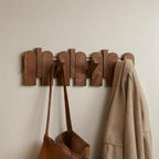 Perchero de pared de madera con diseño de piano
