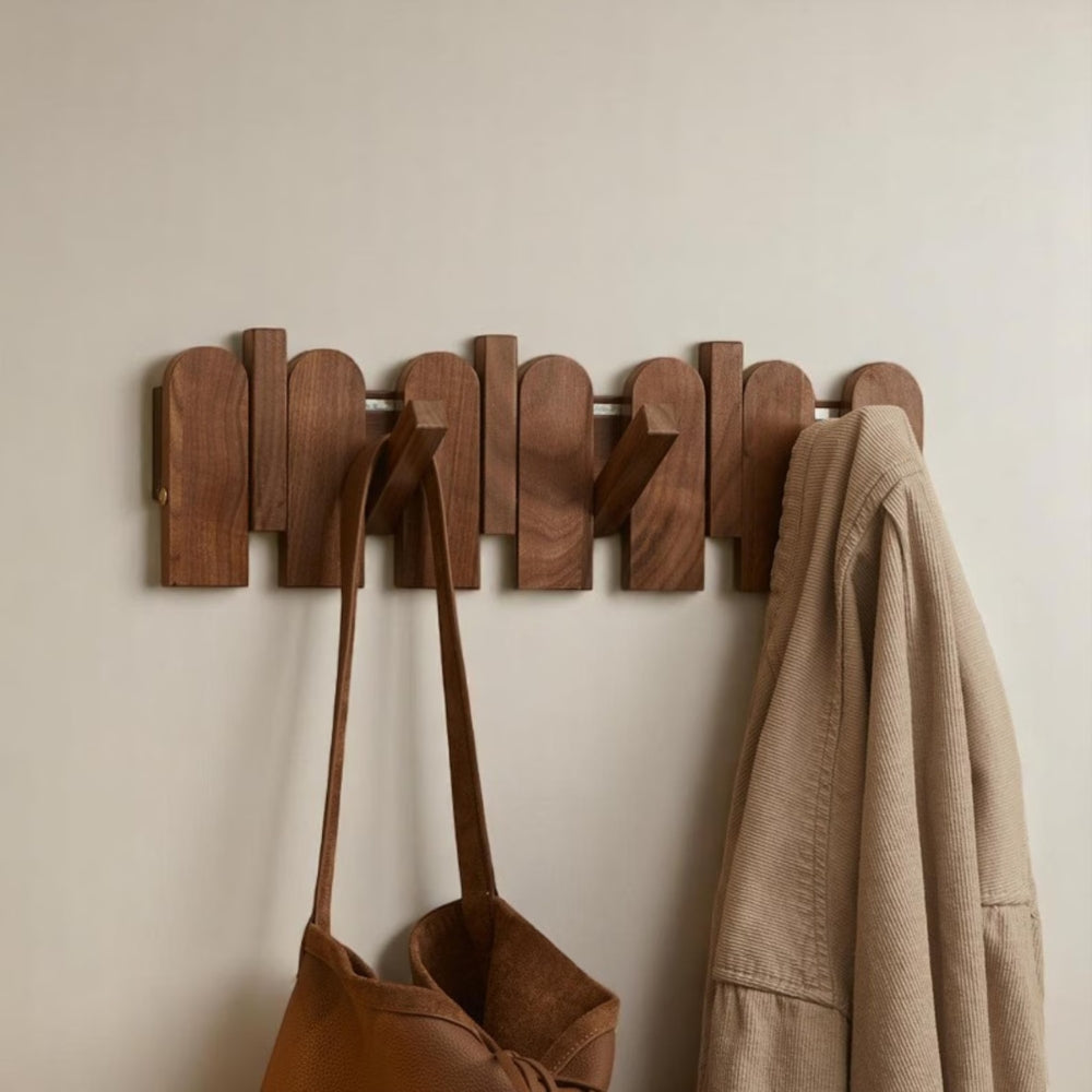 Perchero de pared de madera con diseño de piano