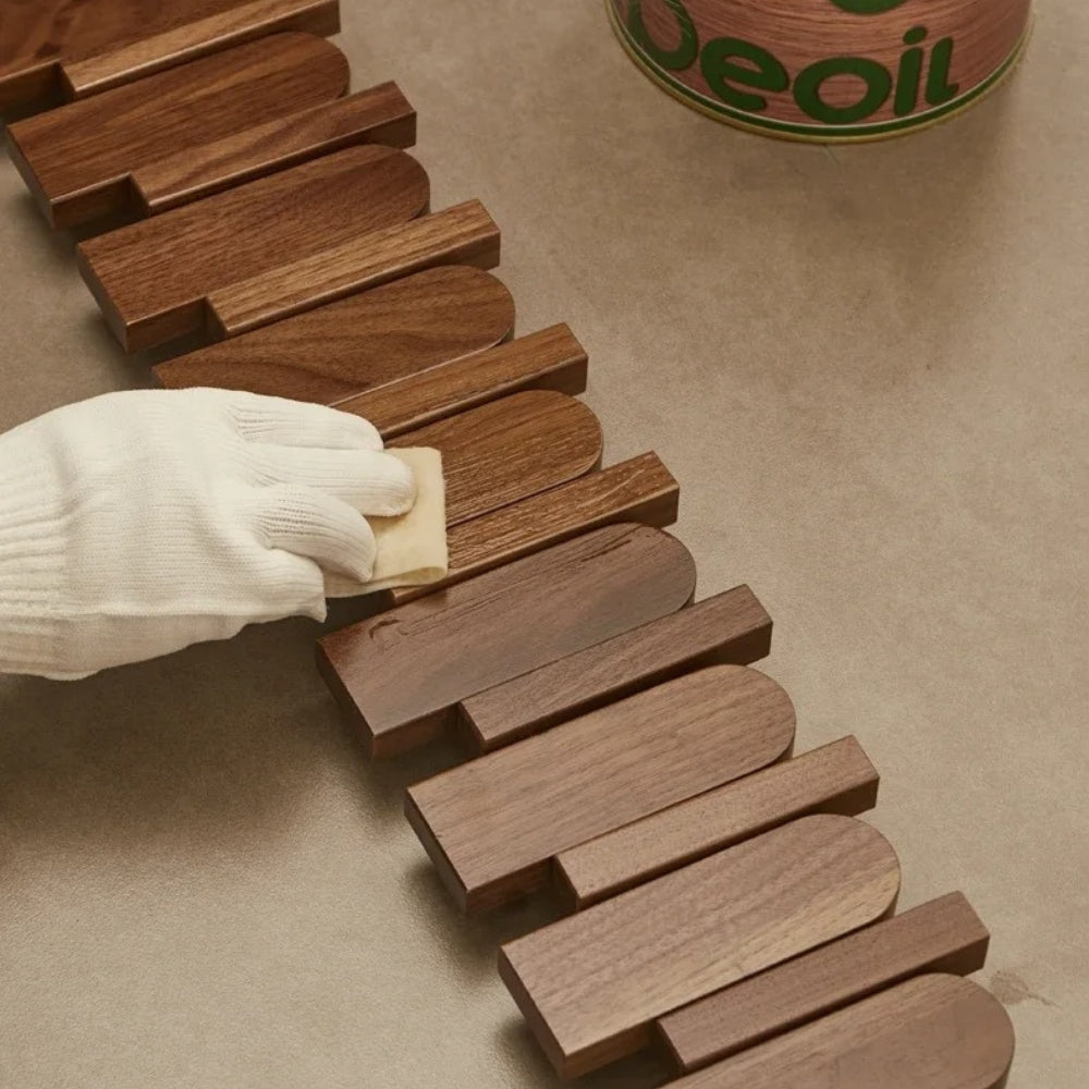 Perchero de pared de madera con diseño de piano