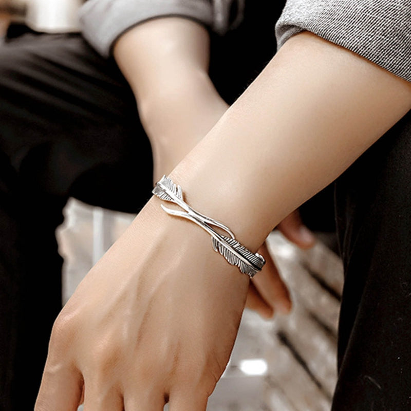 Pulsera ajustable con plumas de plata y diseño elegante