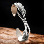 Pulsera ajustable con plumas de plata y diseño elegante