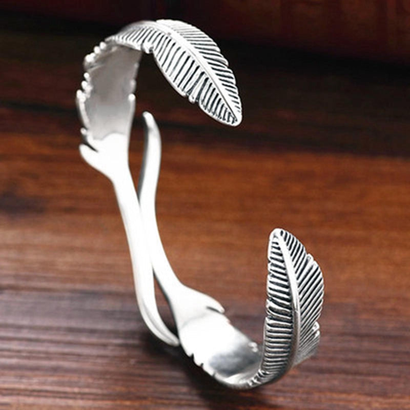 Pulsera ajustable con plumas de plata y diseño elegante