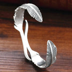 Pulsera ajustable con plumas de plata y diseño elegante