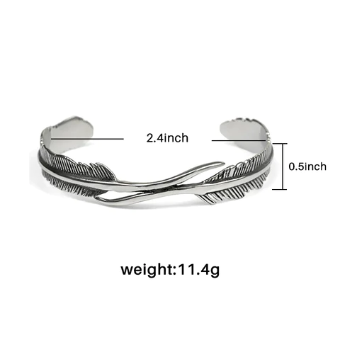Pulsera ajustable con plumas de plata y diseño elegante