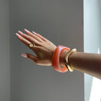 Pulsera dorada en naranja – Un acento elegante para looks modernos
