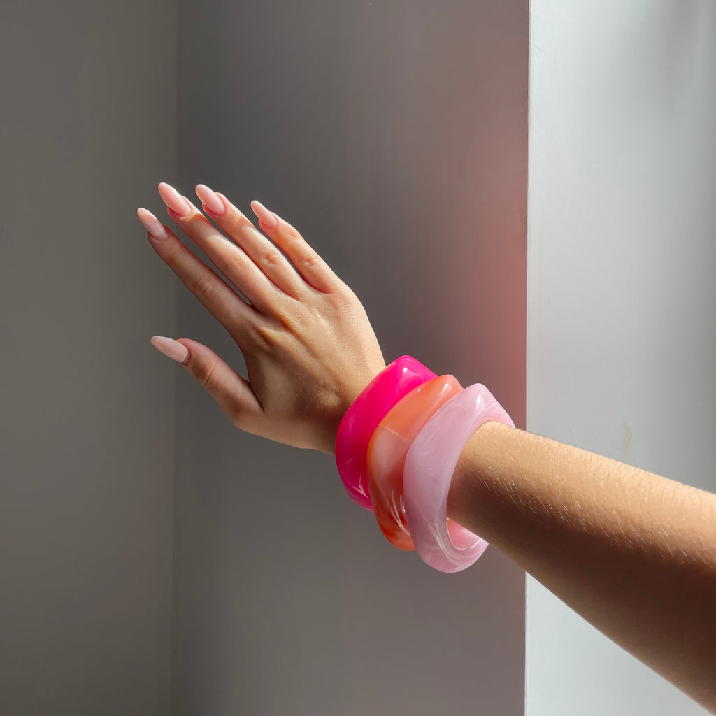 Pulsera dorada en naranja – Un acento elegante para looks modernos