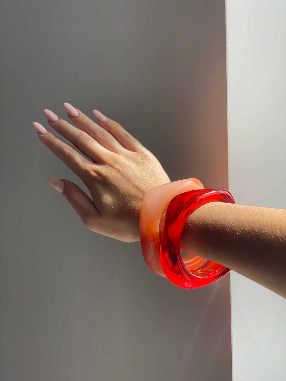 Pulsera rígida en rojo fresa – Un toque vibrante para tu estilo