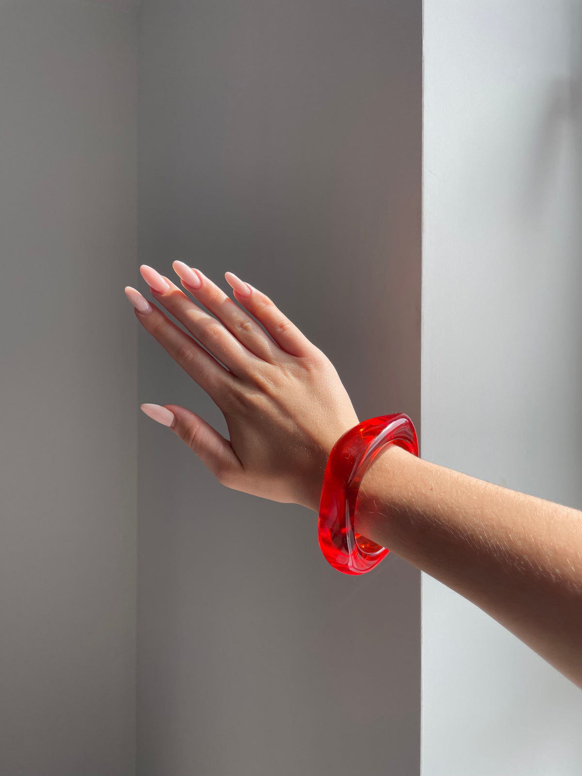 Pulsera rígida en rojo fresa – Un toque vibrante para tu estilo