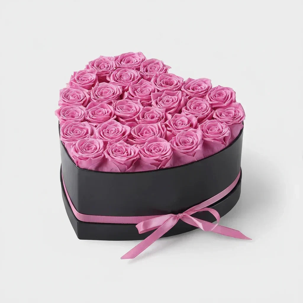 Ramo de rosas artificiales en caja con forma de corazón