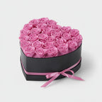 Ramo de rosas artificiales en caja con forma de corazón