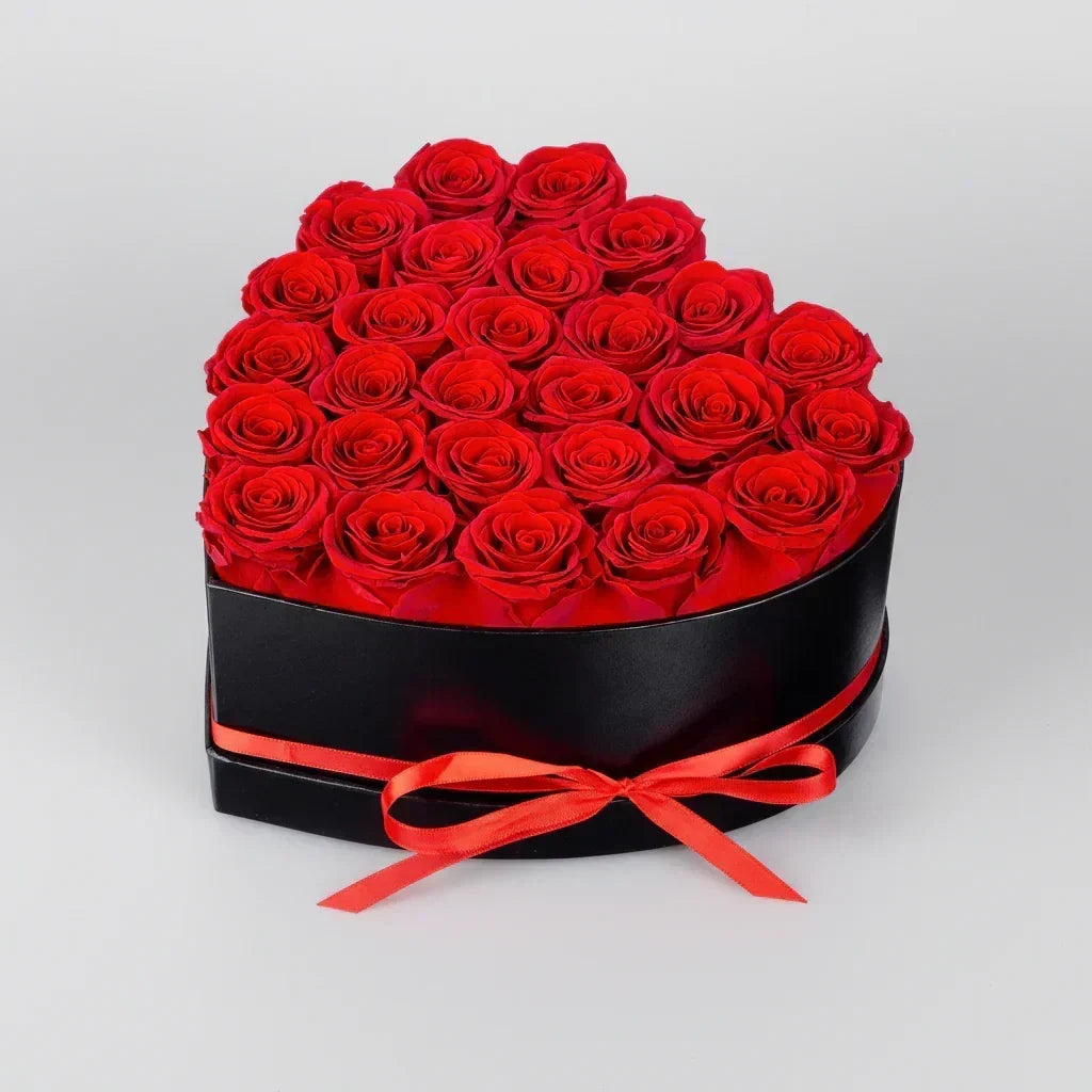 Ramo de rosas artificiales en caja con forma de corazón