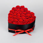Ramo de rosas artificiales en caja con forma de corazón
