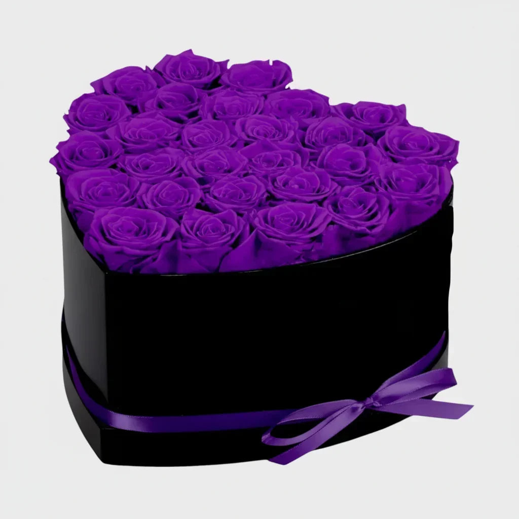 Ramo de rosas artificiales en caja con forma de corazón