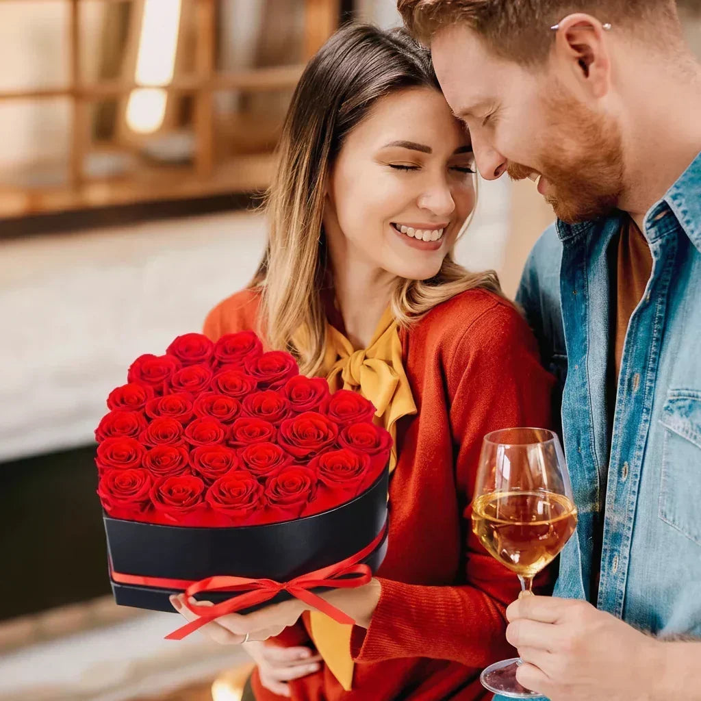 Ramo de rosas artificiales en caja con forma de corazón