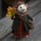 Ratón de fieltro hecho a mano | Decoración navideña y regalo original | Lana natural y tela sostenible