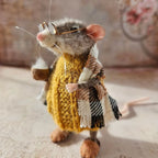 Ratón de fieltro hecho a mano | Decoración navideña y regalo original | Lana natural y tela sostenible