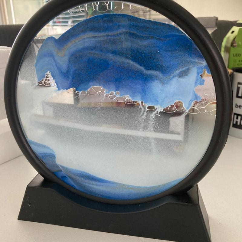 Reloj de arena decorativo con paisajes de arena en movimiento