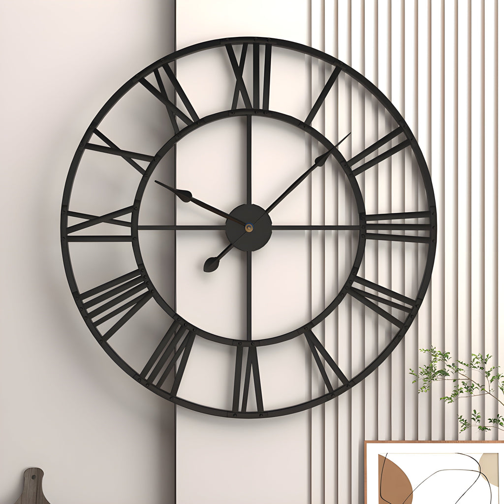 Reloj de pared de hierro con números romanos y diseño silencioso