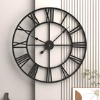Reloj de pared de hierro con números romanos y diseño silencioso