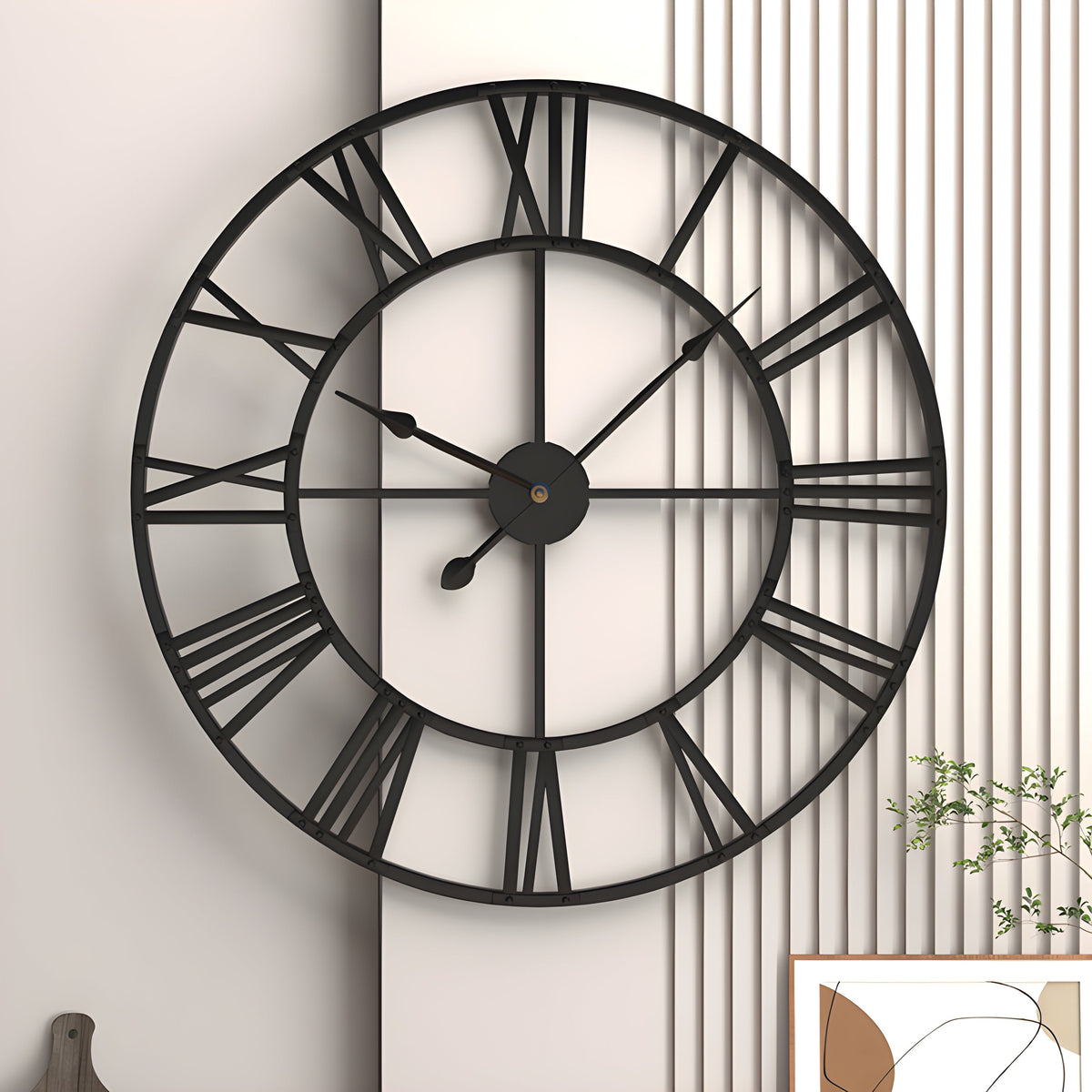Reloj de pared de hierro con números romanos y diseño silencioso