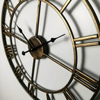 Reloj de pared de hierro con números romanos y diseño silencioso