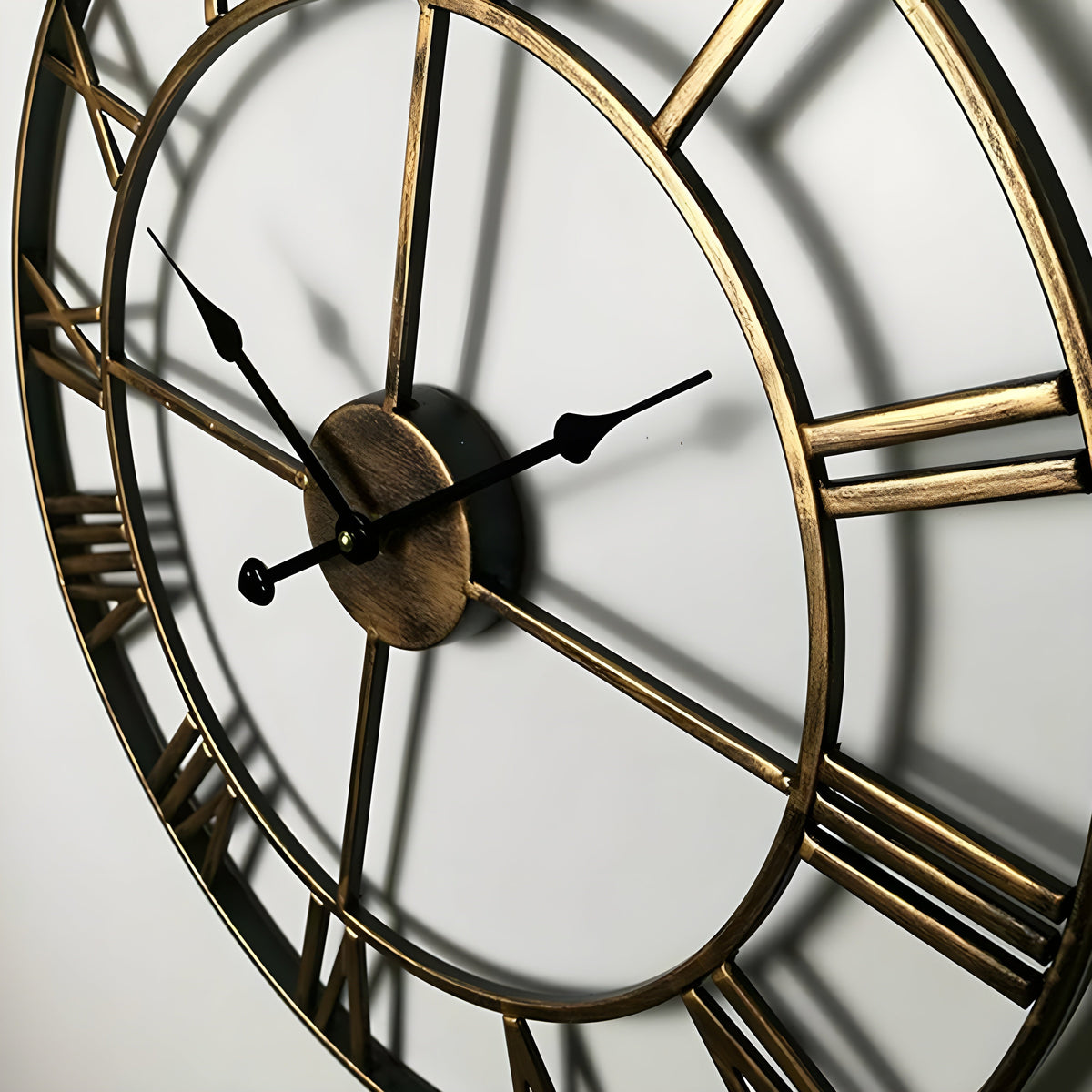 Reloj de pared de hierro con números romanos y diseño silencioso