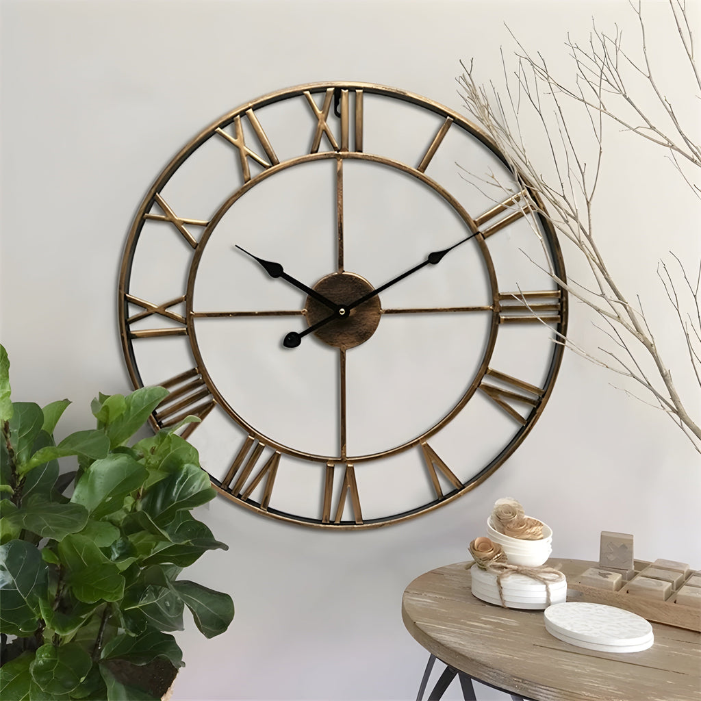 Reloj de pared de hierro con números romanos y diseño silencioso