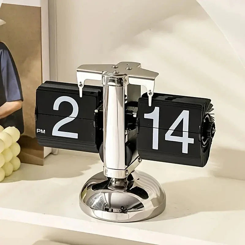 Reloj de sobremesa retro de acero inoxidable con diseño contemporáneo