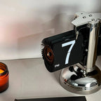 Reloj de sobremesa retro de acero inoxidable con diseño contemporáneo