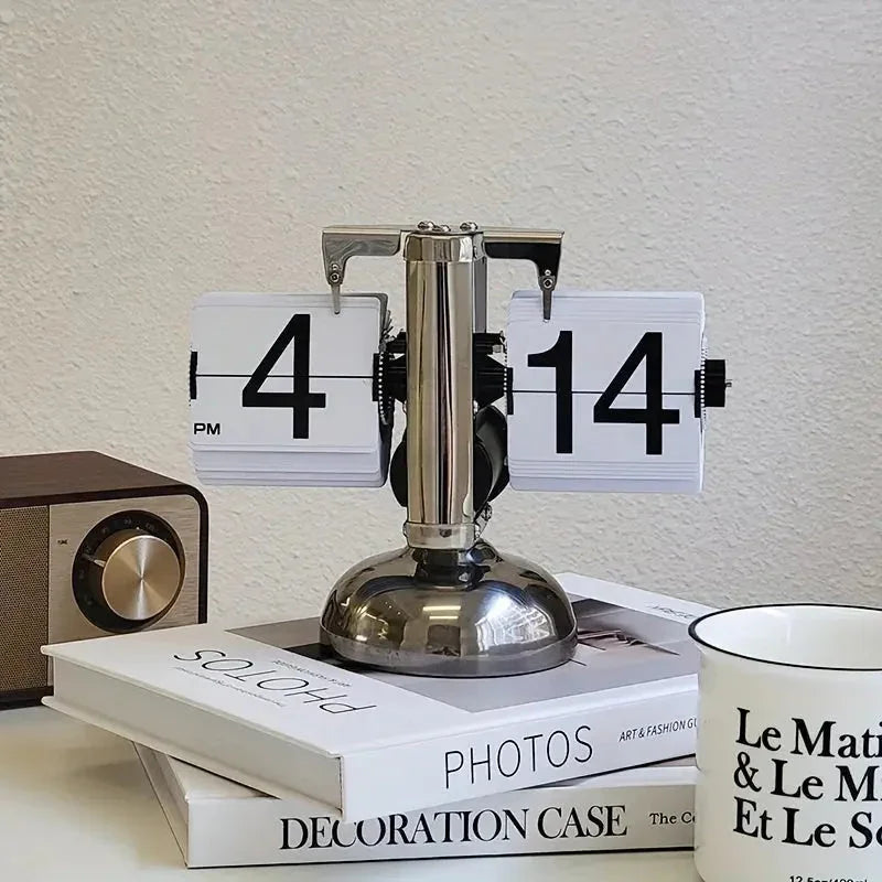 Reloj de sobremesa retro de acero inoxidable con diseño contemporáneo