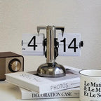 Reloj de sobremesa retro de acero inoxidable con diseño contemporáneo