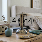 Reloj de sobremesa retro de acero inoxidable con diseño contemporáneo