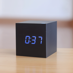 Reloj despertador LED de madera en forma de cubo