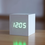 Reloj despertador LED de madera en forma de cubo