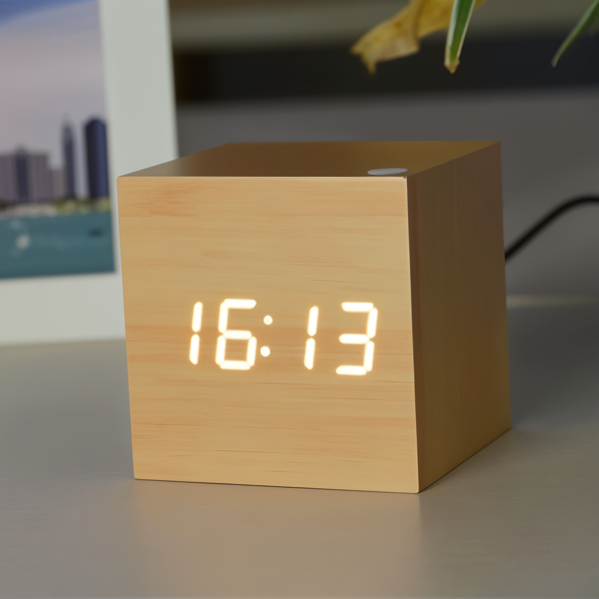 Reloj despertador LED de madera en forma de cubo