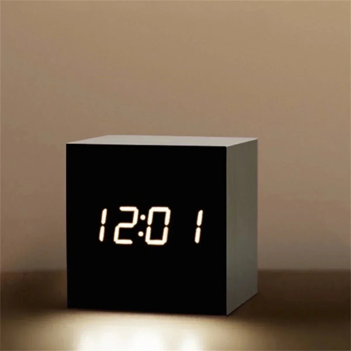 Reloj despertador LED digital de estilo retro