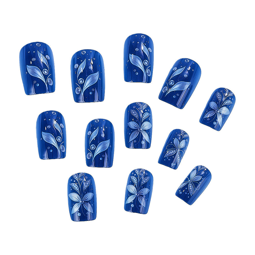 Set de uñas artísticas con diseños florales