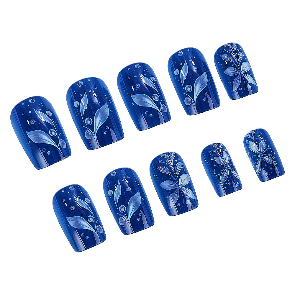 Set de uñas artísticas con diseños florales