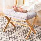 Taburete plegable con asiento acolchado y estructura de madera