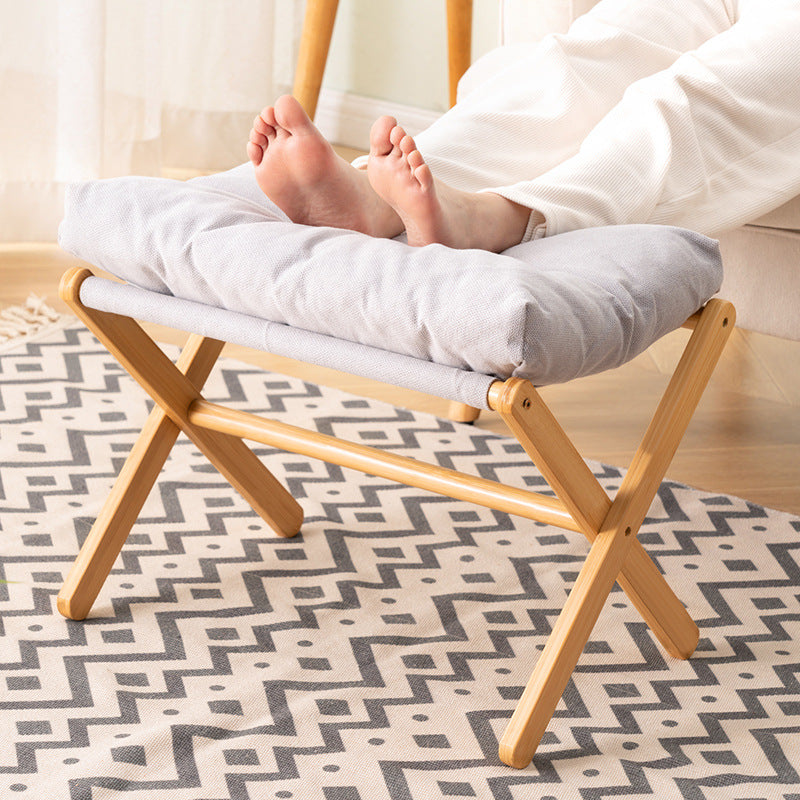 Taburete plegable con asiento acolchado y estructura de madera