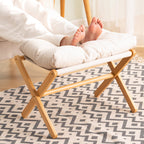 Taburete plegable con asiento acolchado y estructura de madera