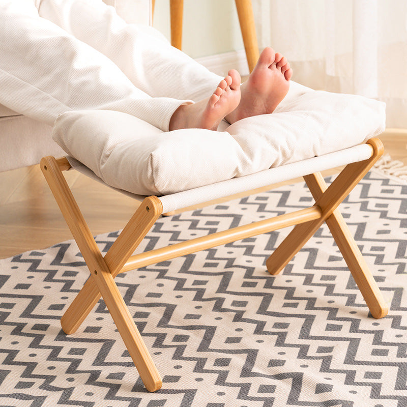 Taburete plegable con asiento acolchado y estructura de madera