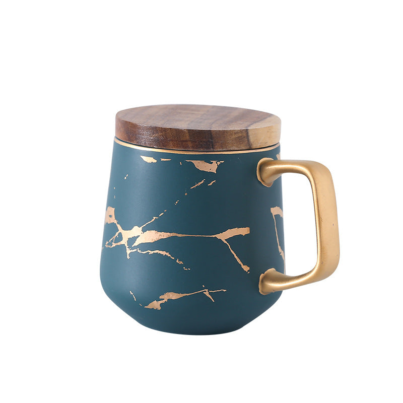 Taza de té y café de cerámica con diseño marmolado dorado y plato de madera