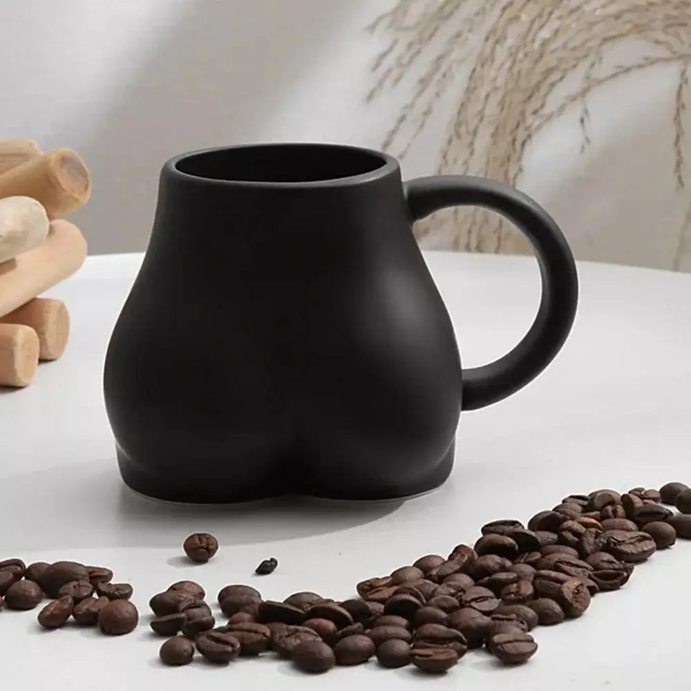 Taza de café con curvas femeninas