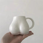 Taza de café con curvas femeninas