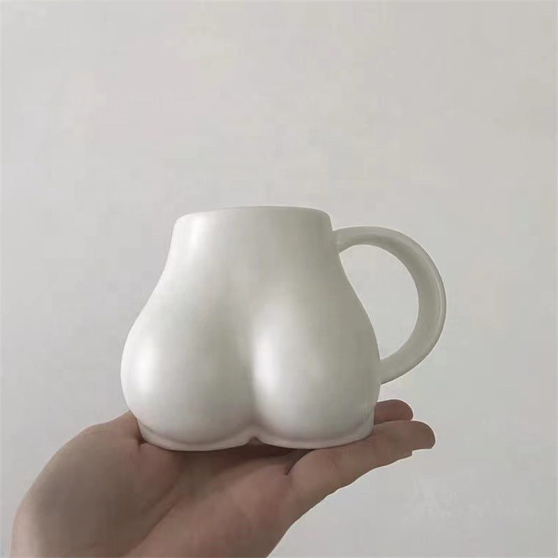 Taza de café con curvas femeninas