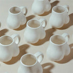 Taza de café con curvas femeninas