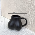Taza de café con curvas femeninas