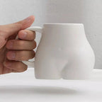 Taza de café con curvas femeninas