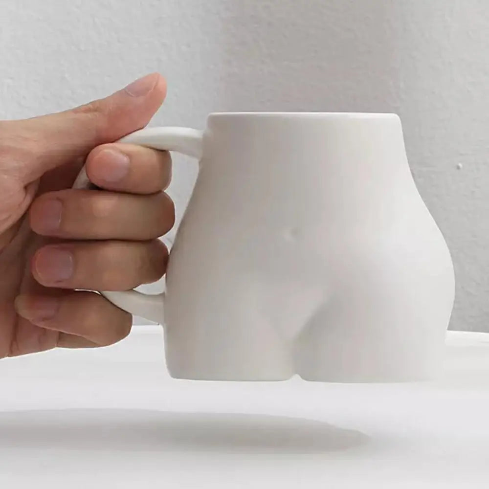 Taza de café con curvas femeninas